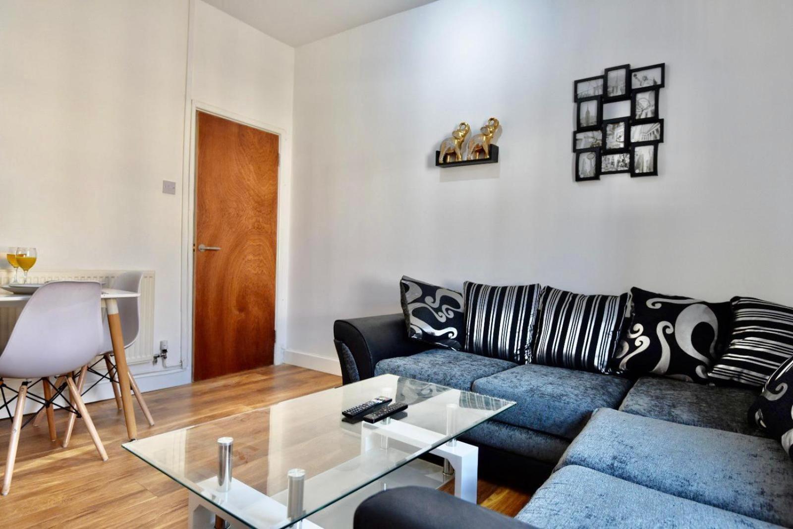 Come On In Lucas Street Newport Train Station Sleep Upto 8 Villa Exterior photo