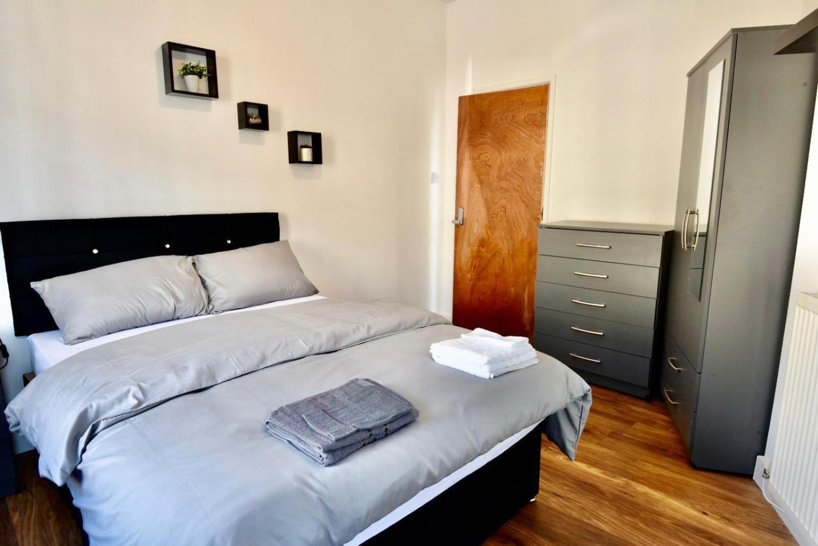 Come On In Lucas Street Newport Train Station Sleep Upto 8 Villa Room photo