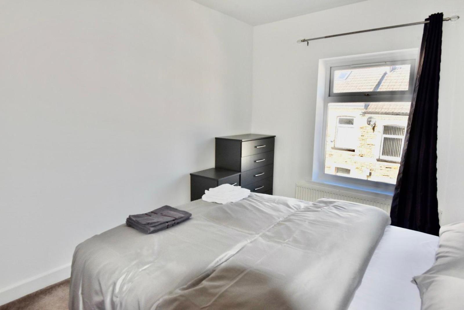 Come On In Lucas Street Newport Train Station Sleep Upto 8 Villa Room photo